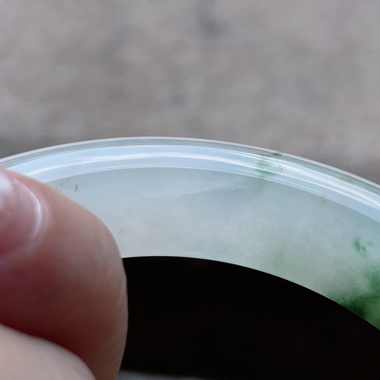 手镯正圈54 55圈口54.3-12.5-9.7编码0528E16描述冰种飘绿花，晶莹剔透，水润，种老，有纹