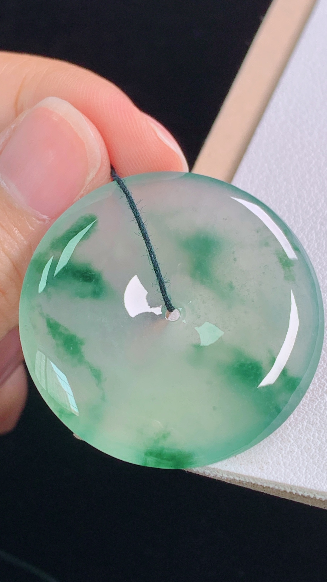 冰晴飘花平安扣 种色俱佳，花色灵动，无裂 尺寸:34.5-5.4mm 26