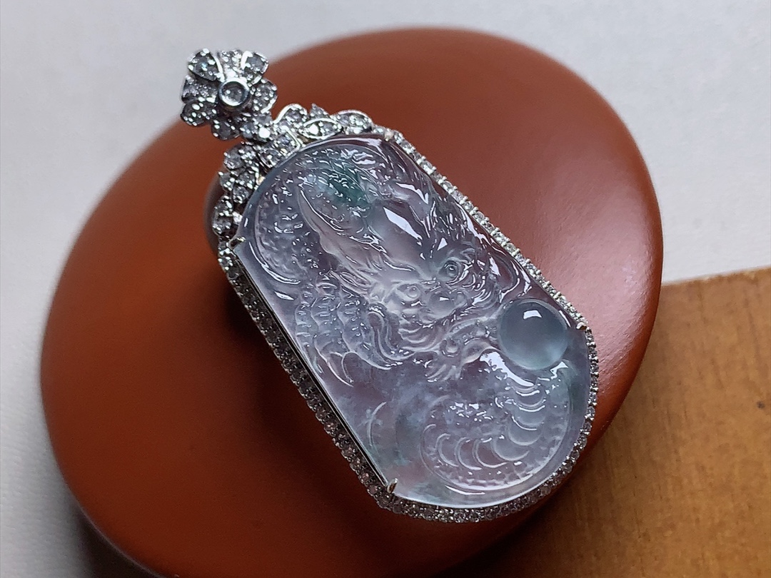 ️ 玻璃种飘花龙牌 镶嵌18K金，雕工细致霸气十足，尺寸41*20*10.5