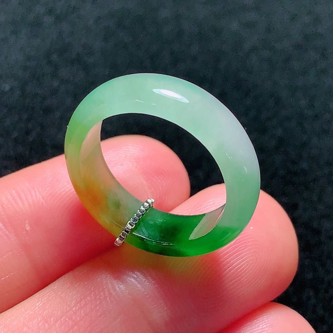 ️冰种黄加绿戒圈，种老水头好，又冰又润，饱满，尺寸：22.8/5.8/2.8mm圈口：14号