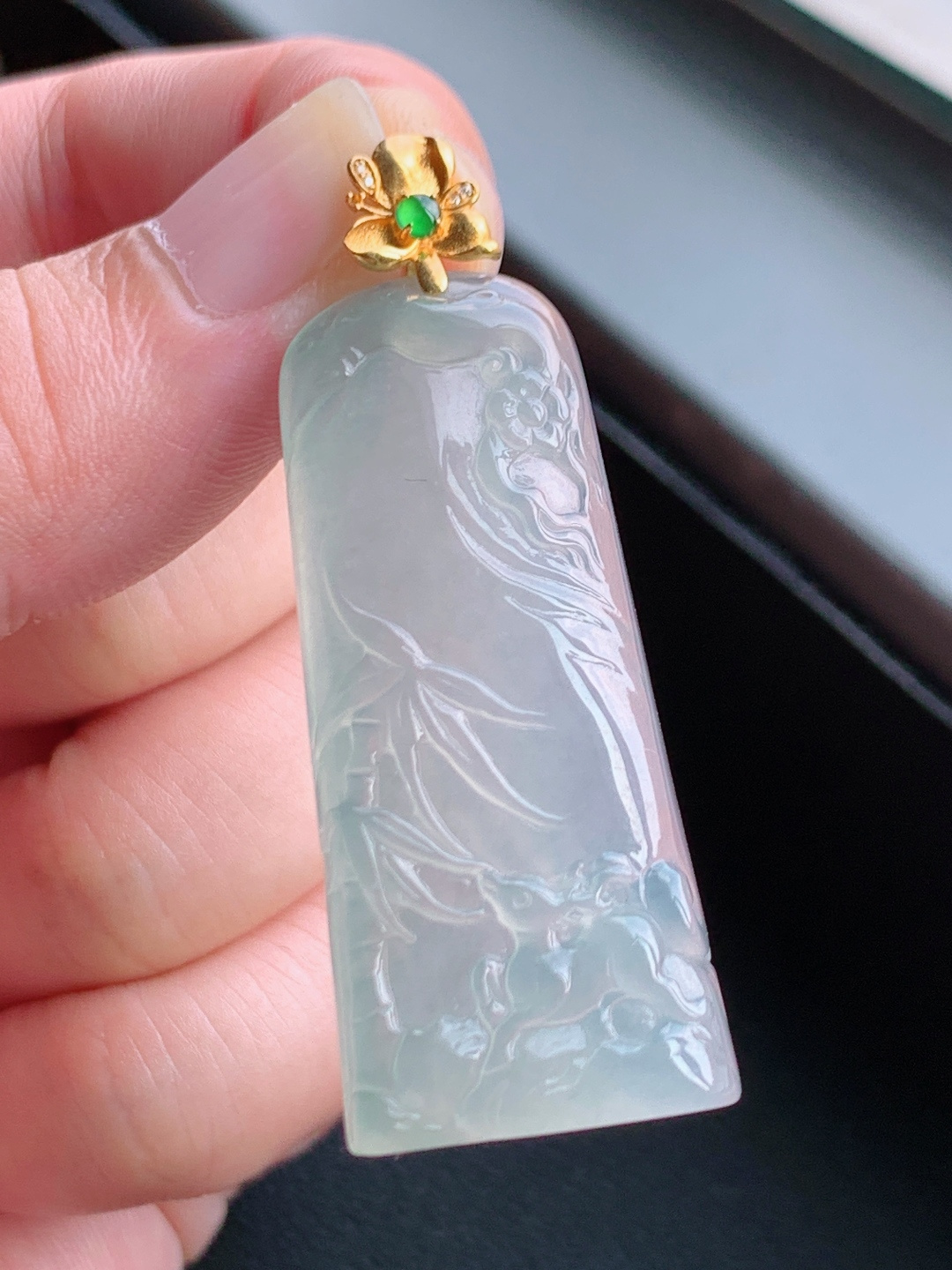 ️ 竹报平安扣牌吊坠，冰润通透的底子像一汪春水，18K金镶的扣头精致又点睛，阳绿小蛋面一搭，瞬间贵气感拉满。竹子线条干净利落，自带“节节高升”的好彩头，温柔又大气，裸石41.8-18.8-5.7整体49.2自然光拍摄