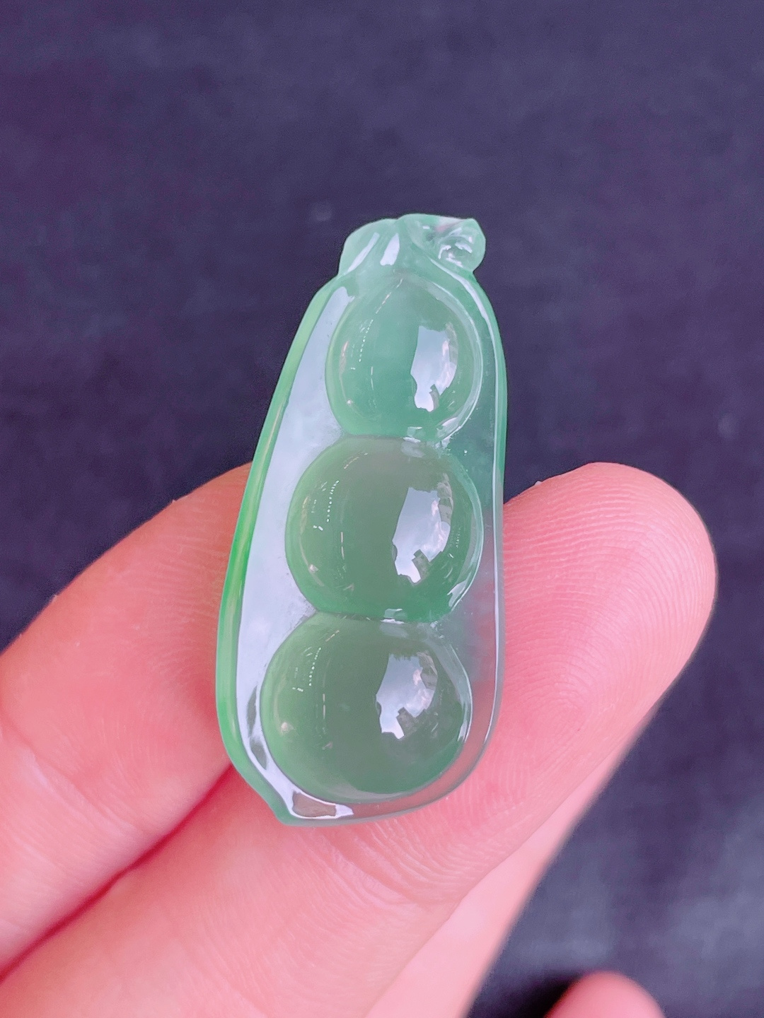 高冰绿福豆吊坠，晶莹剔透，新颖时尚，无裂，34-15-8.5