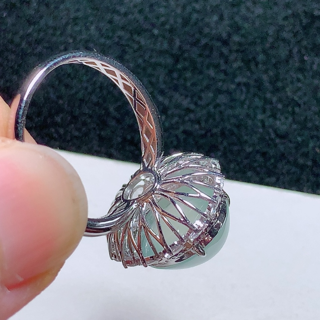 ️18k金镶嵌冰种蛋面戒指，种老水头好，又冰又润，饱满无裂：18/15.6/12.6mm裸石：12.7/11/4.7mm圈口：15号
