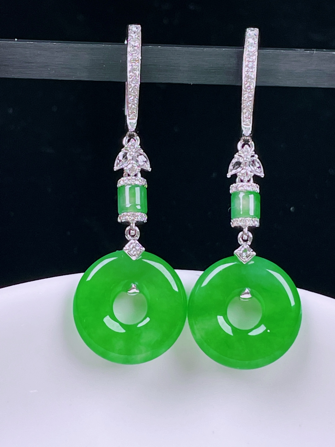 ️冰绿耳坠，老种起光，细底通透，尺寸：39.5/13.2/3mm0529