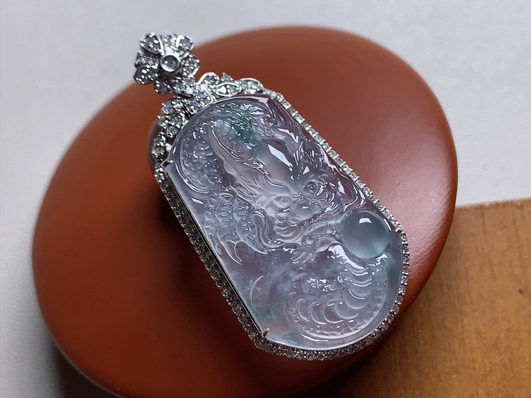 ️ 玻璃种飘花龙牌 镶嵌18K金，雕工细致霸气十足，尺寸41*20*10.5