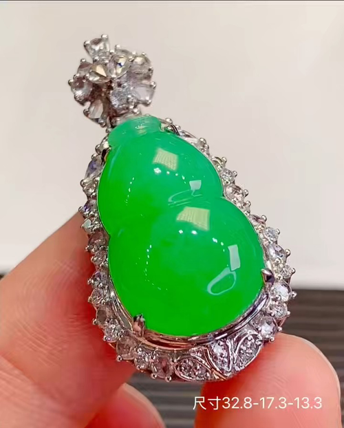 18k金+钻玻璃种阳绿葫芦吊坠，饱满圆润上档次，性比高，实物更漂亮，无裂，32.8-17.3-13.