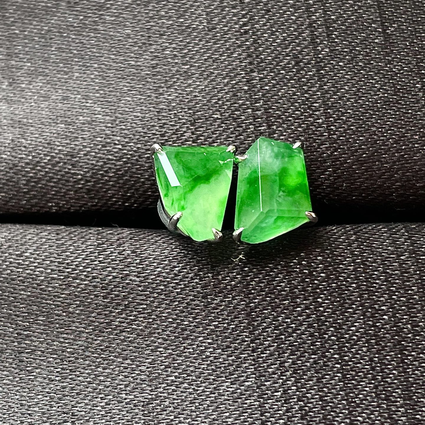 缅料高冰阳绿随形耳钉，18k金镶嵌，色辣，饱满水润，无裂，裸石尺寸14.3/10.4/4.5--41.7编码0528好数字