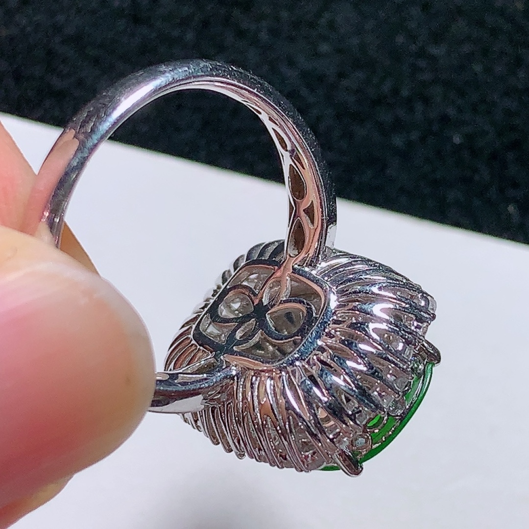 18k金镶嵌冰种正阳绿戒指，色泽艳丽，种老水头好，又冰又润，饱满无裂：18.9/14.9/9.1mm裸石：15.9/11.6/2.3mm圈口：14号