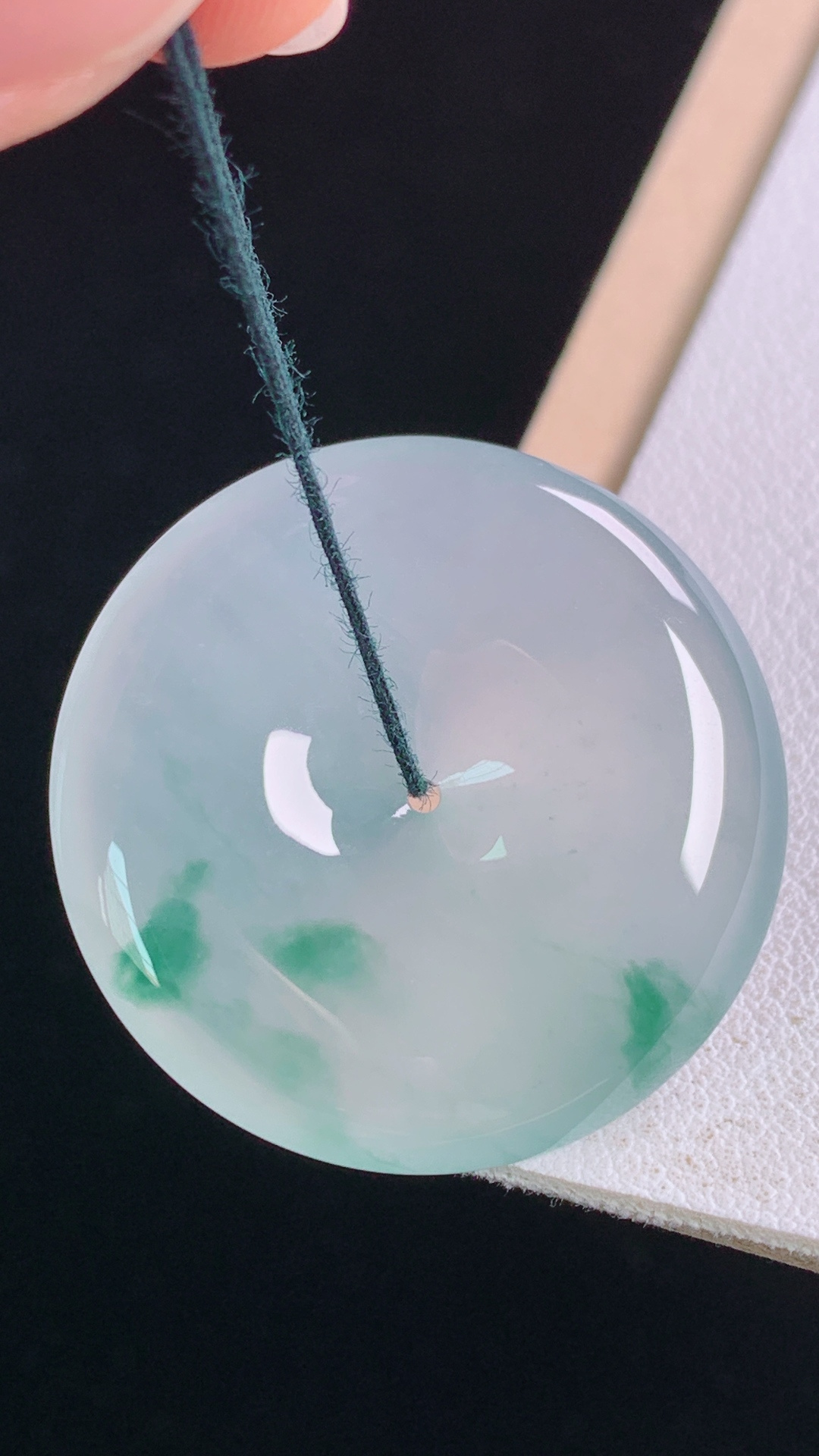 冰飘花平安扣 花色灵动，冰透起光，无裂 尺寸:29.6-5.6mm 25