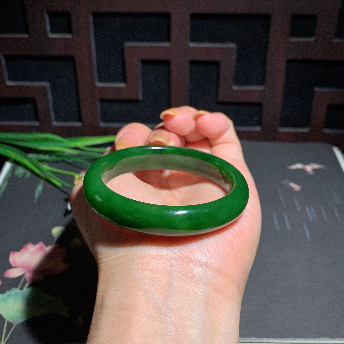 和田玉52圈口阳绿色碧玉手镯！玉质细腻油润 底色纯净 脂粉好，品质高。