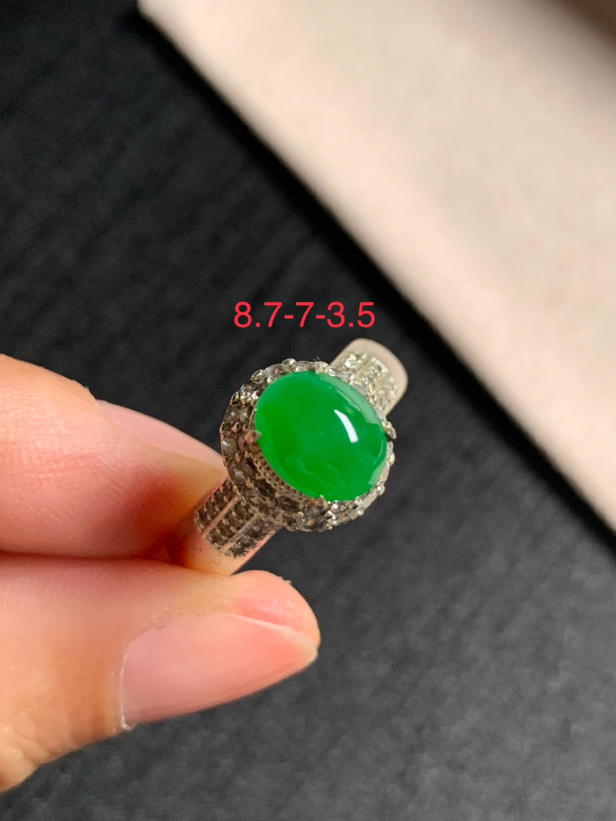 冰阳绿戒面
无纹裂，种好色好品相好，色泽艳丽纯正，质地细腻水灵纯净均匀