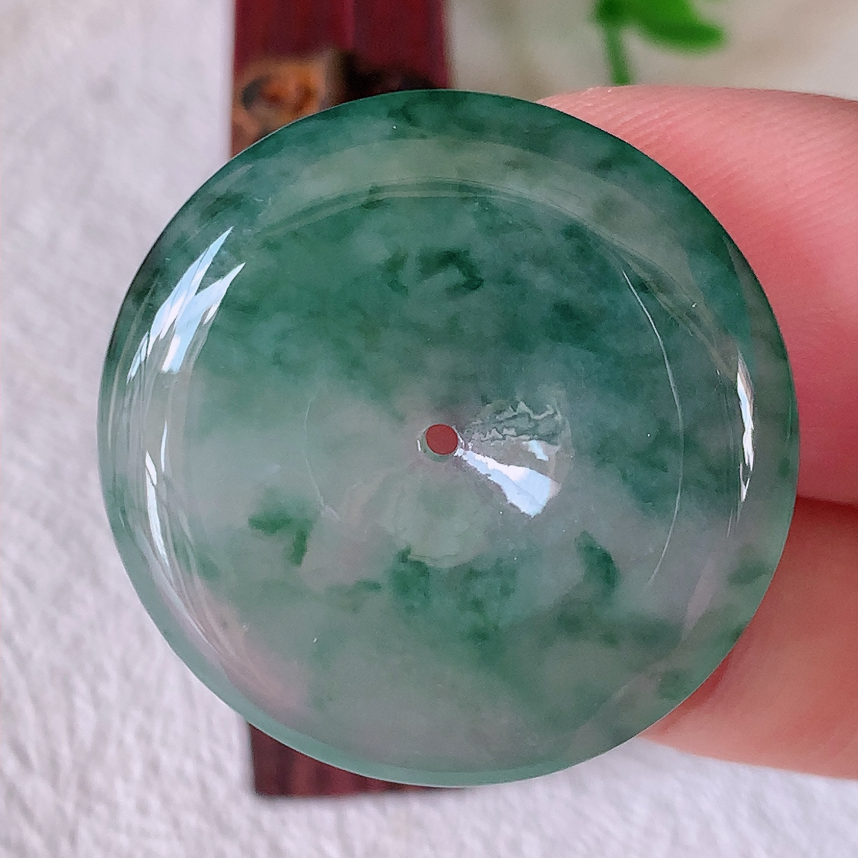 自然光实拍，冰飘花翡翠平安扣吊坠，冰透，灵动飘逸，寓意平平安安，平安扣佩戴端庄漂亮！#50尺寸31-