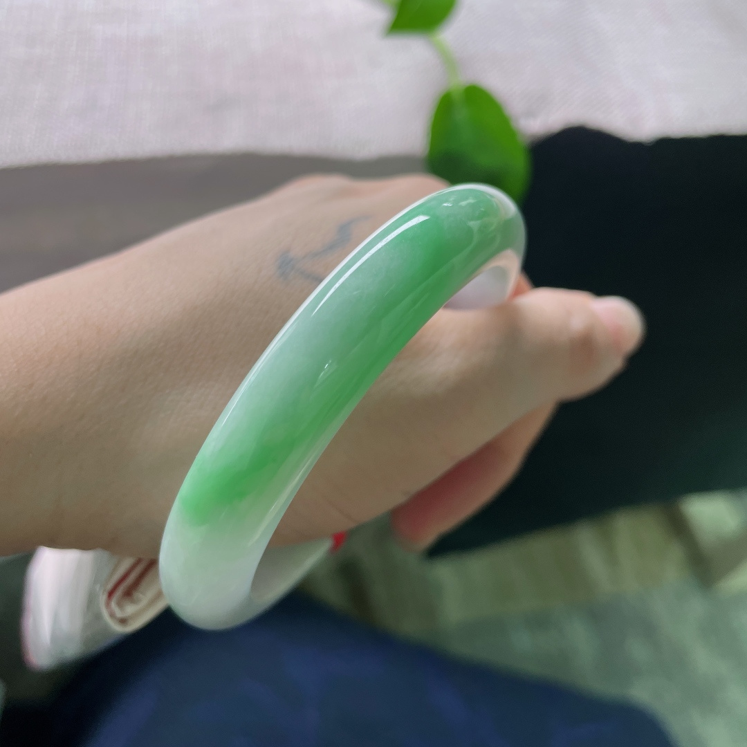 57.8/11.7/8.5飘绿正圈，水润细腻，一抹绿色，翠色伊人，皮纹，ss56210a