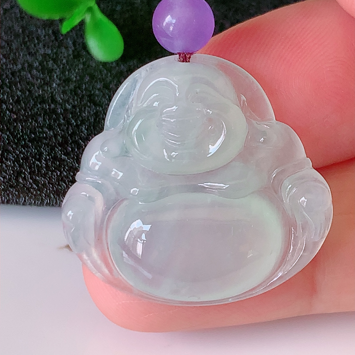 自然光实拍，冰种佛公翡翠吊坠，饱满， 种水上乘，晶莹剔透，起强玻璃光泽。佛公亦保平安，寓意有福（佛公）相伴，品相佳， 配戴优雅迷人！#50尺寸 27.5*25.5*5.8