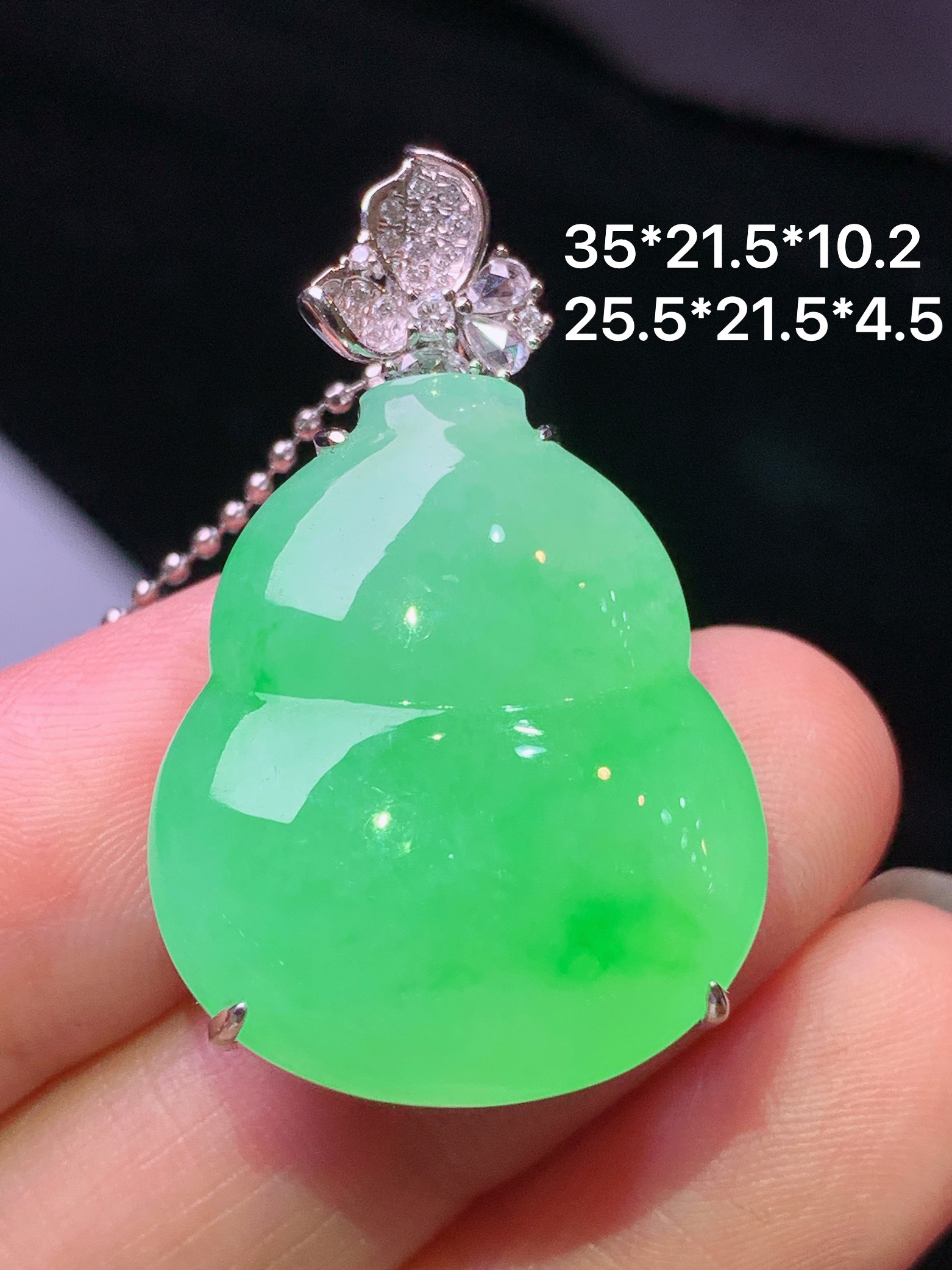 18k金钻镶嵌阳绿葫芦吊坠 玉质细腻 色泽艳丽清新 水润亮眼 整体尺寸35*21.5*10.2 f1