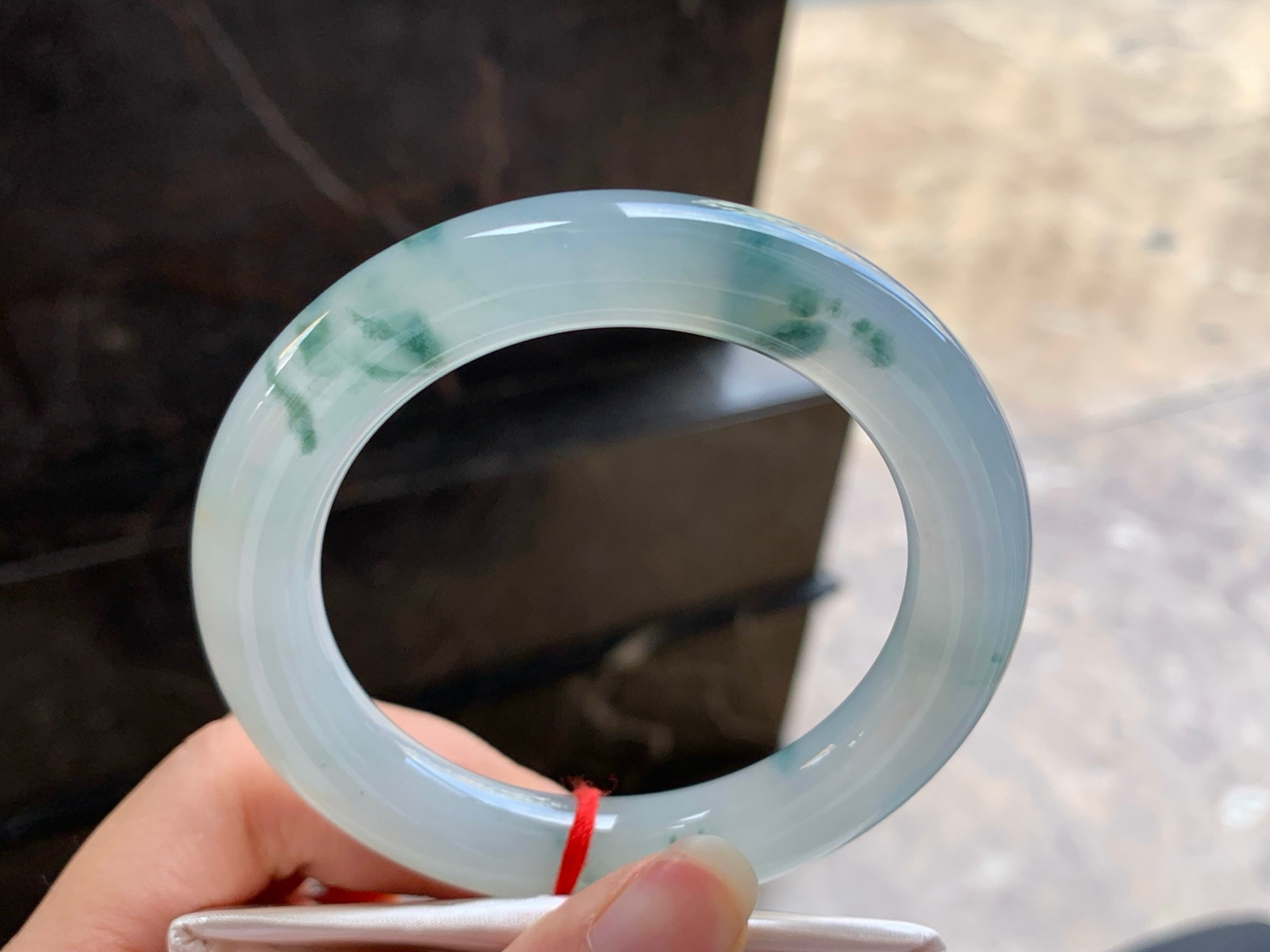 55.5-11
冰蓝花圆条手镯^_^水润清新