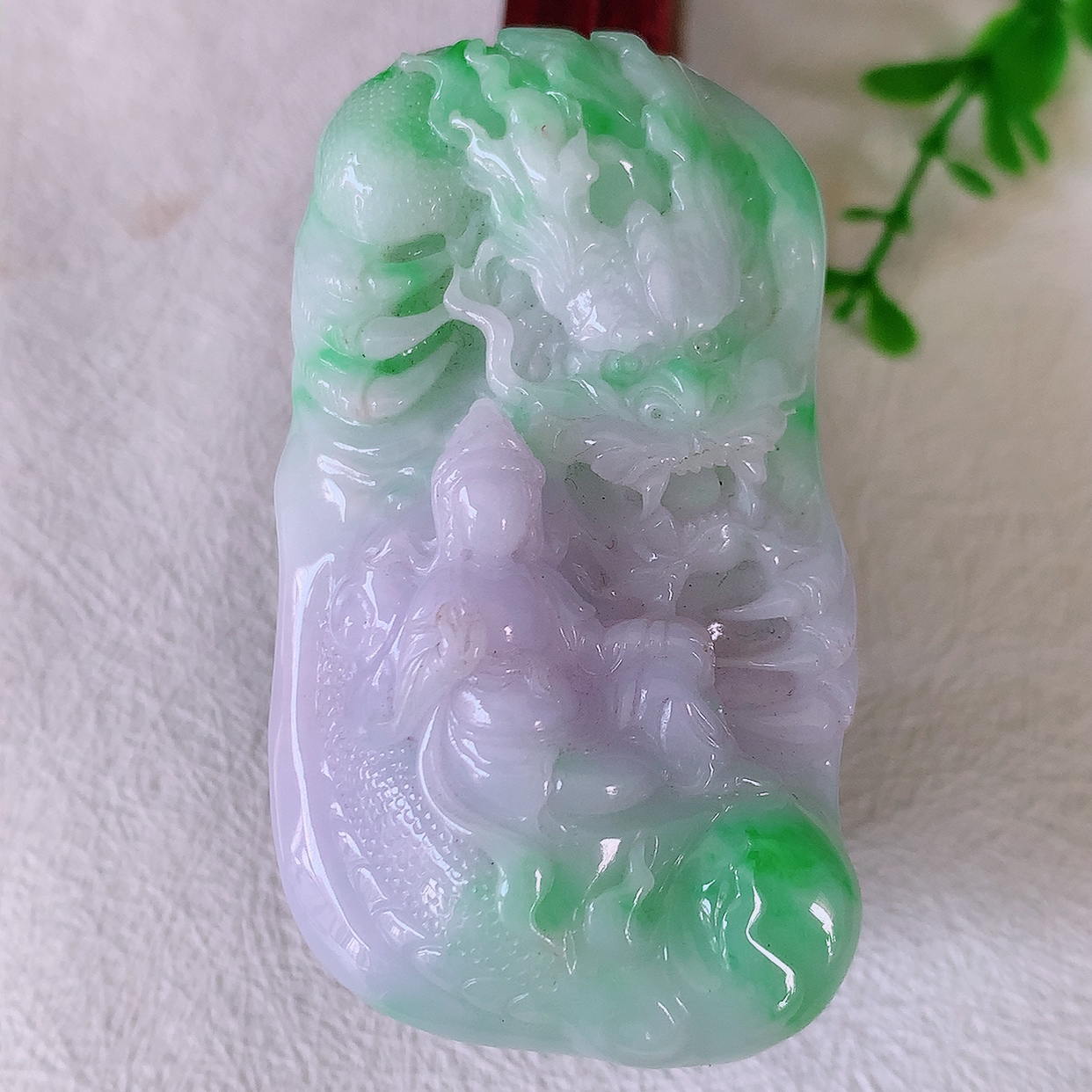 自然光实拍，冰润春带彩翡翠祥龙观音菩萨吊坠，赐福观音，玉润细腻，慈祥端庄！#50尺寸61.5*34.