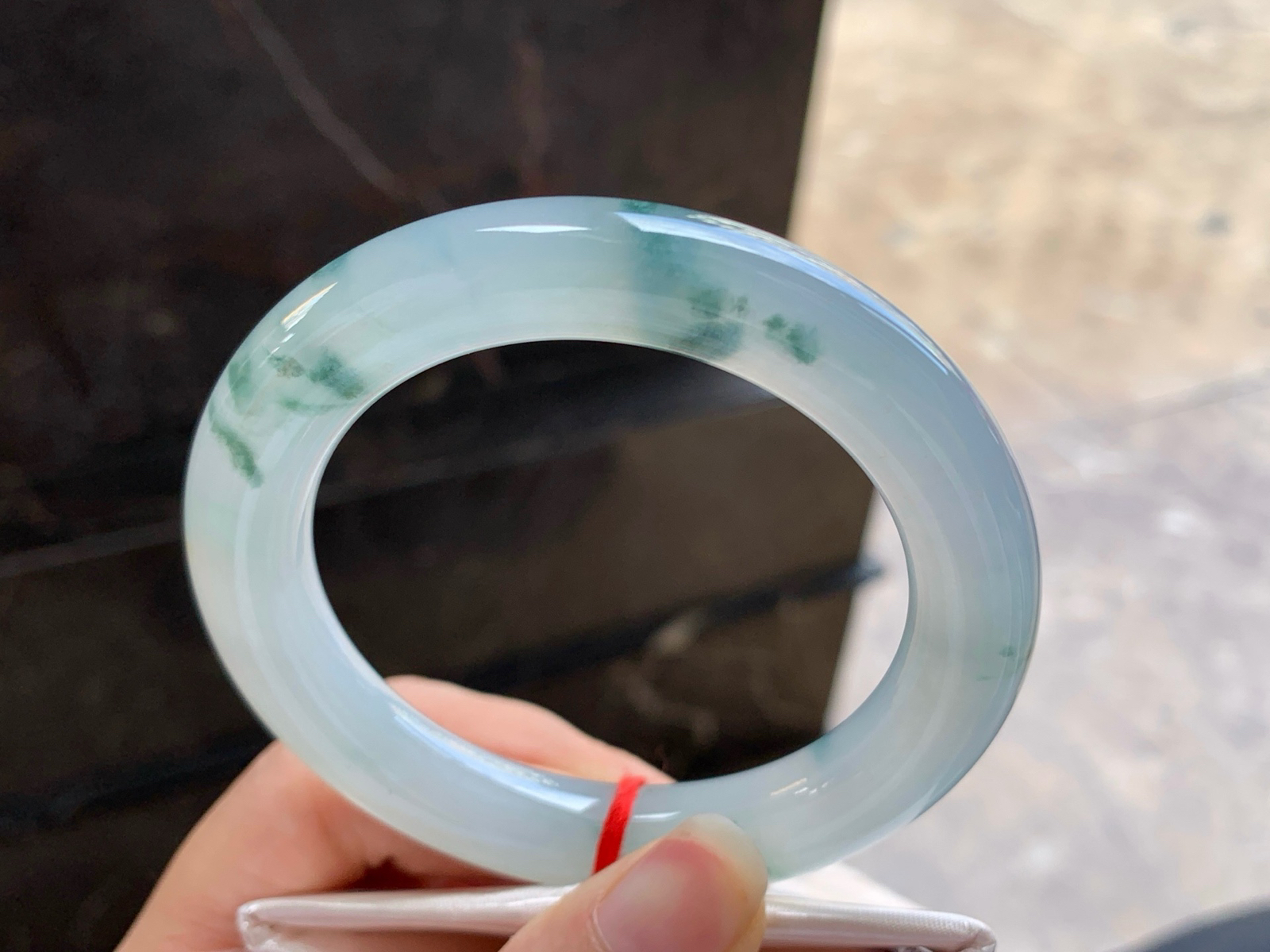 55.5-11
冰蓝花圆条手镯^_^水润清新