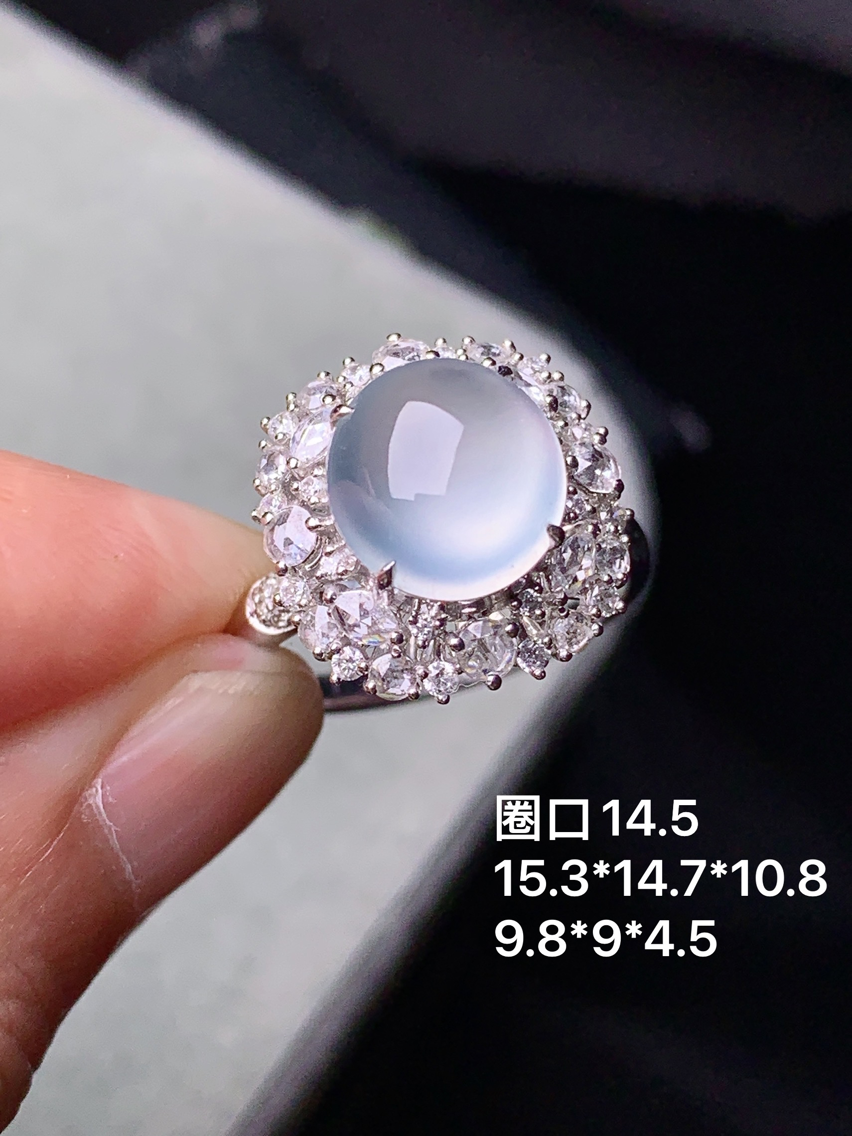 18k金钻镶嵌冰种蛋面戒指 玉质细腻 色泽艳丽清新 水润亮眼 圈口14.5 整体尺寸15.3*14.7*10.8 t1