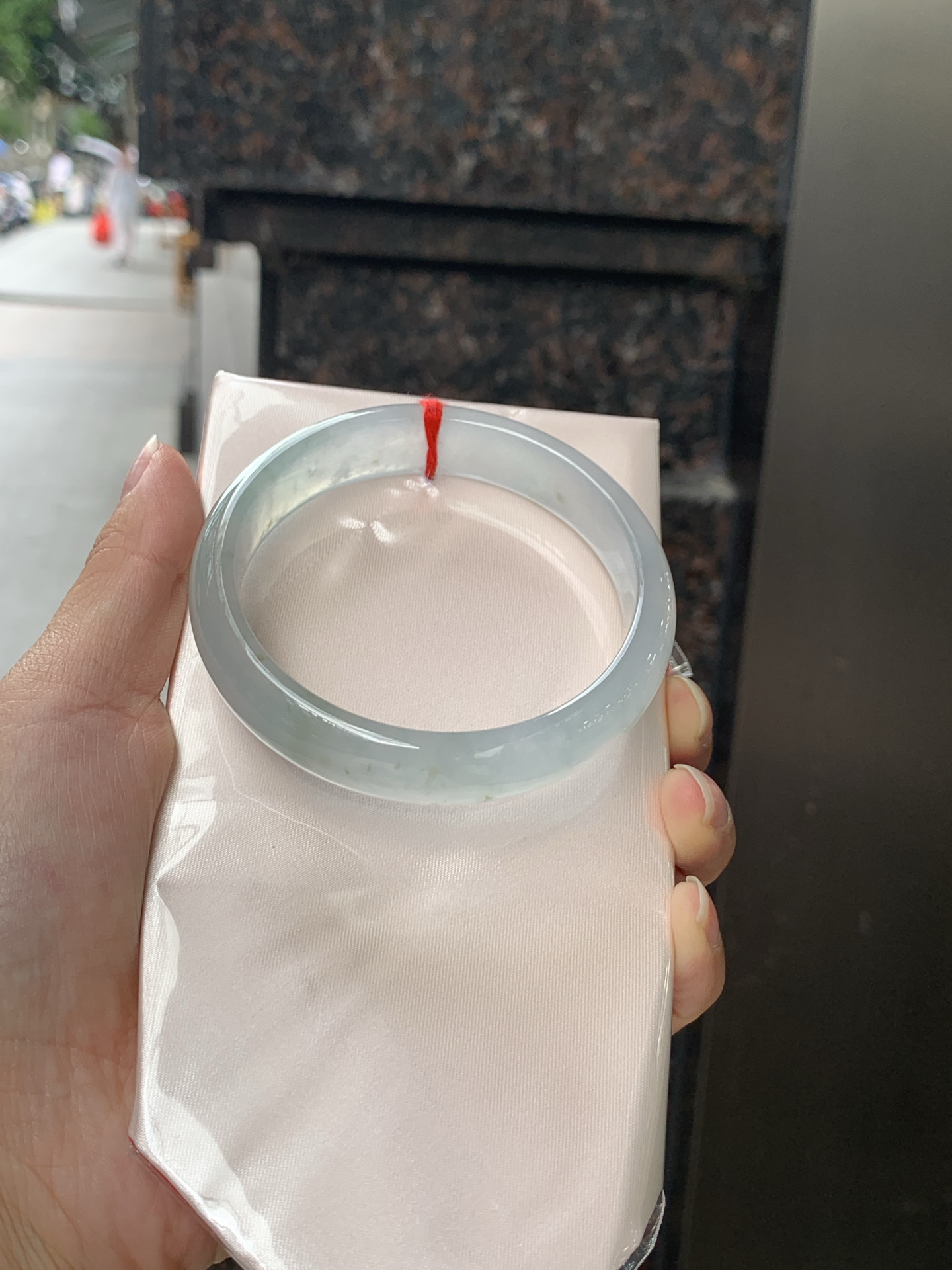 冰飘黄翡正圈 58.7-13.2-7.2 0530-4A119 底妆冰润细腻，一抹橄榄黄翡，仿佛晨曦初升的太阳，又似甜蜜的蜜糖，金灿灿的，十分惹眼