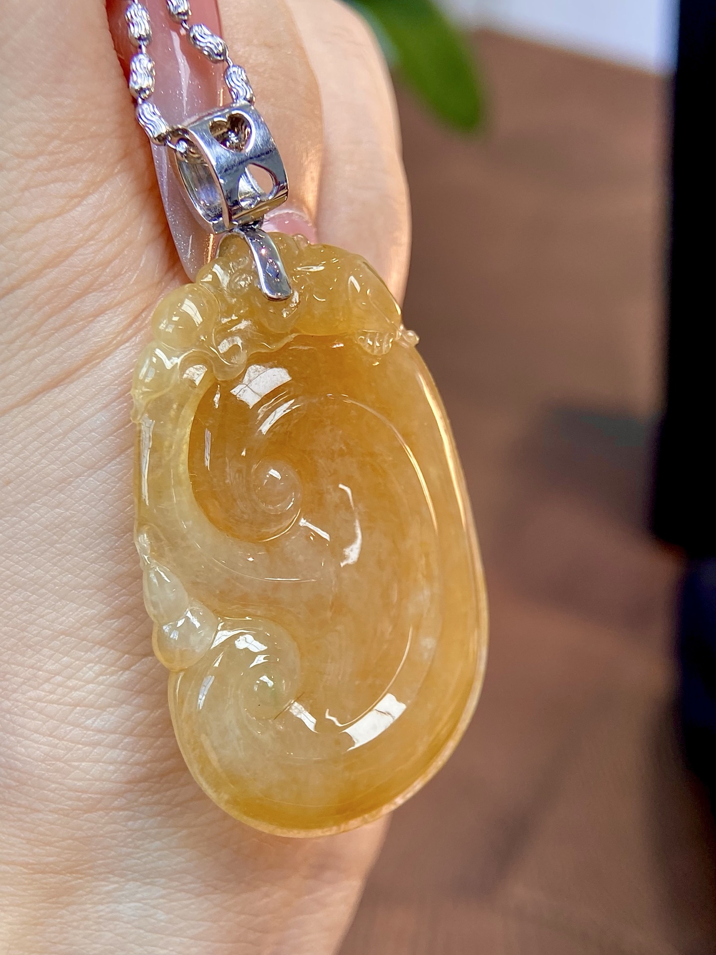 高冰种黄翡如意吊坠，金灿灿的招财如意，好戴 爱戴，戴在身上自带的贵气与平安顺遂：59.8，裸石：50-31.4-9mm，无裂