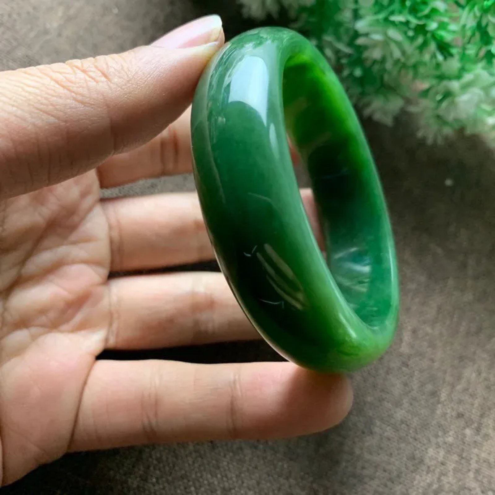 和田玉碧玉55.8圈口菠菜绿宽版手镯，玉质细腻油润 底色纯净 脂粉好，品质好
