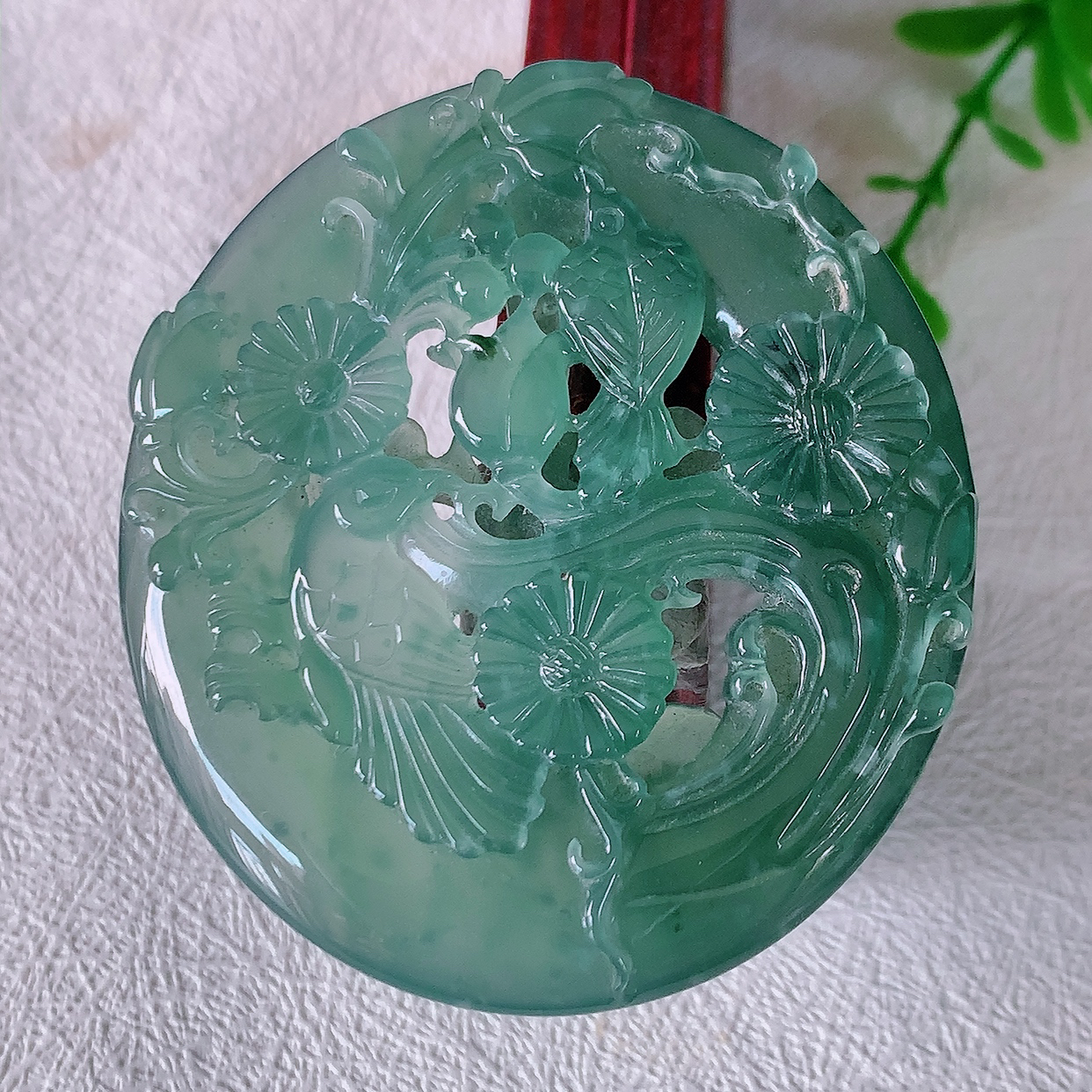 自然光实拍，翡翠喜上眉梢吊坠，时人之家，闻鹊声皆以为喜，故谓喜鹊报喜。”题材有喜上眉梢，双喜临门，花