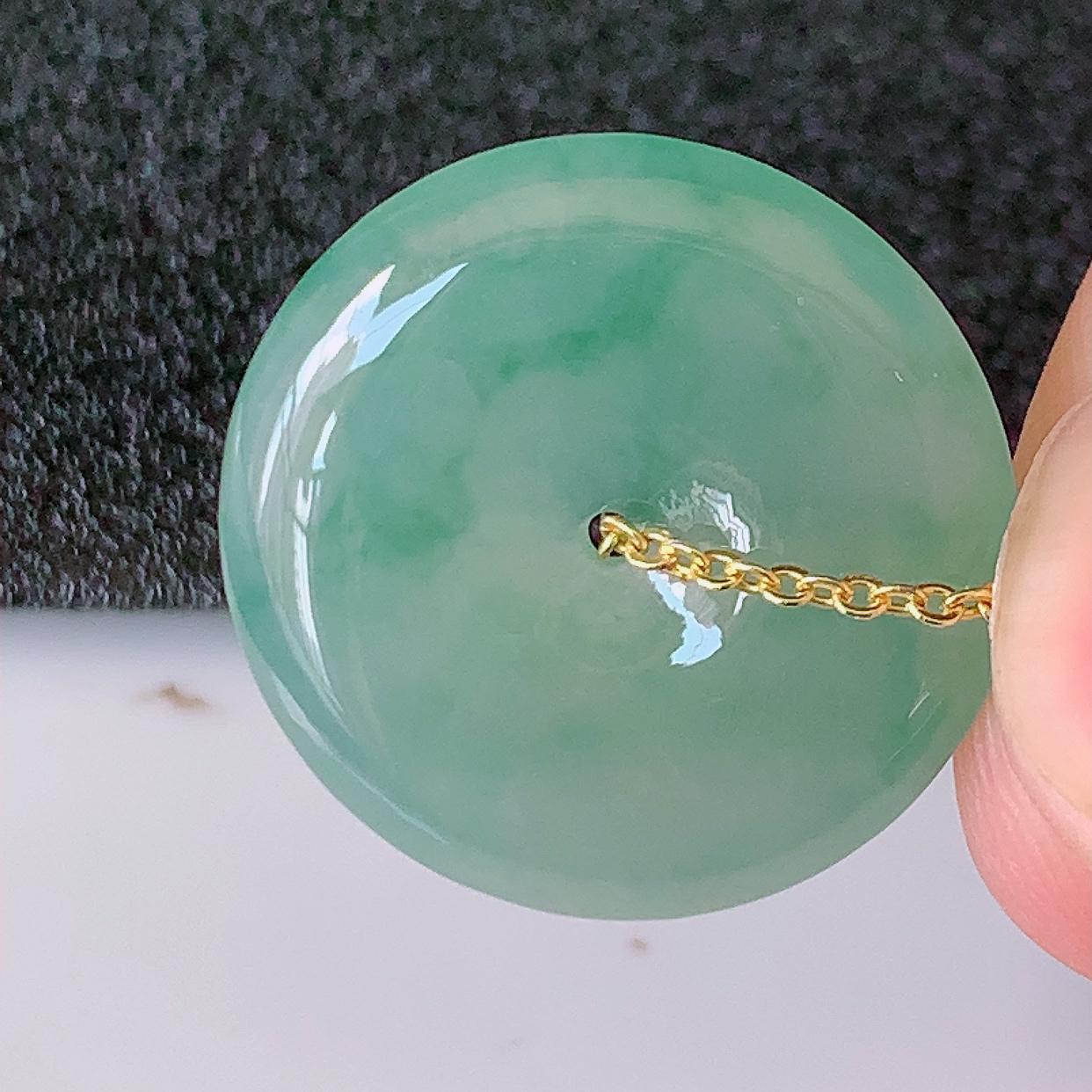 自然光实拍，冰种飘花翡翠平安扣吊坠，冰透，灵动飘逸，寓意平平安安， 平安扣佩戴端庄漂亮！#50尺寸22*4.5