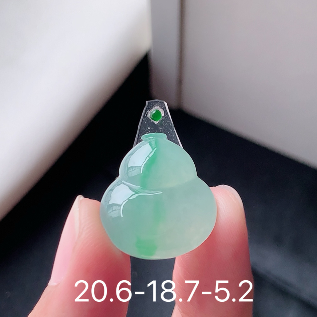 冰飘绿葫芦挂件  底子细腻莹润 冰润起胶  佩戴气质精致 货号38528，20.6-18.7-5.2