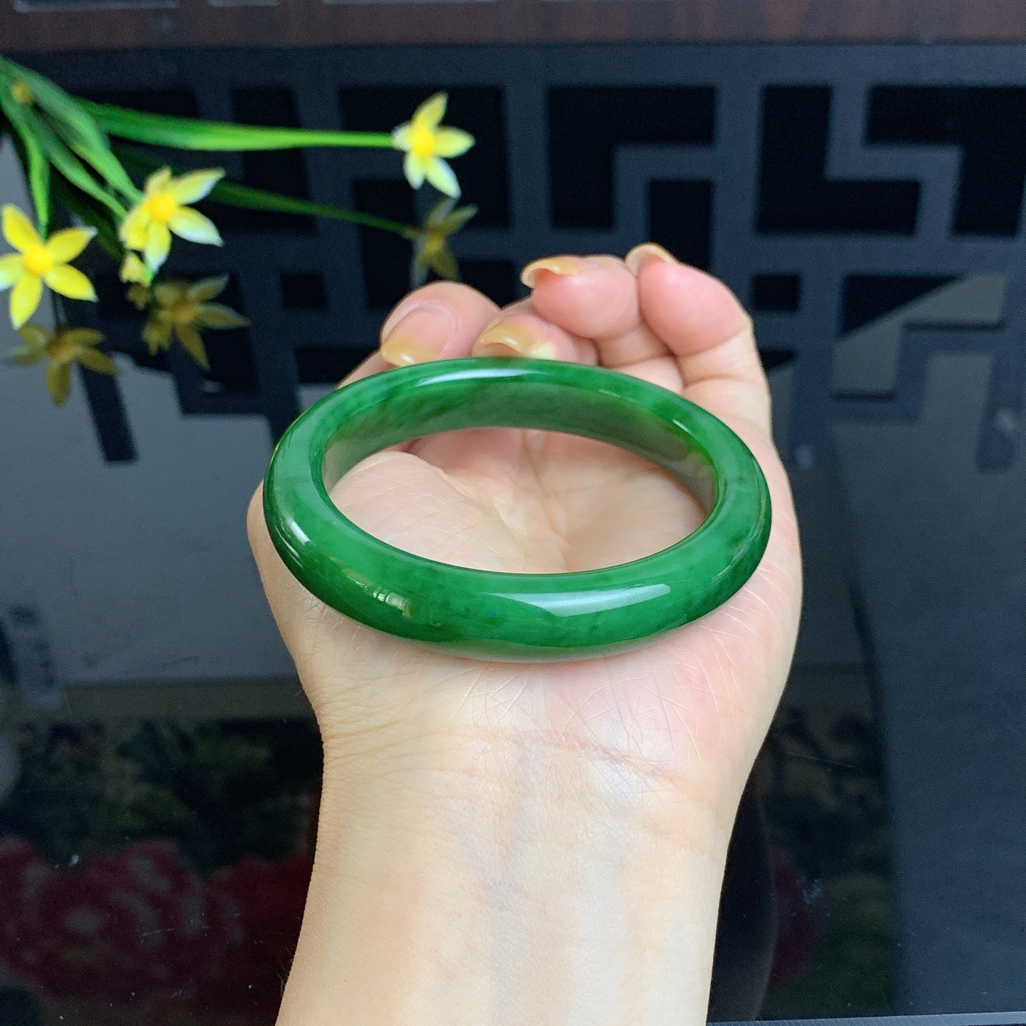和田玉55圈口阳绿色碧玉手镯！玉质细腻油润 底色纯净 无纹裂 脂粉好，品质高。