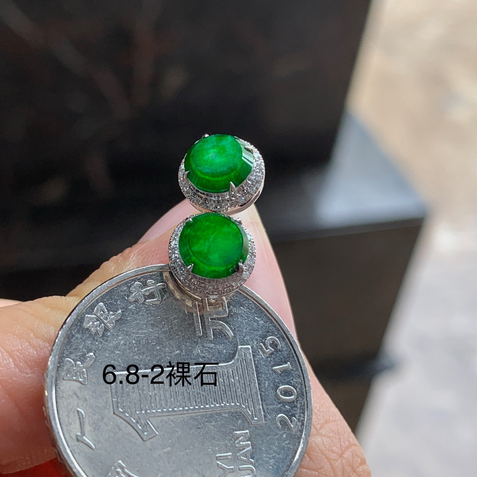 金钻镶嵌辣绿色耳钉^_^鲜艳