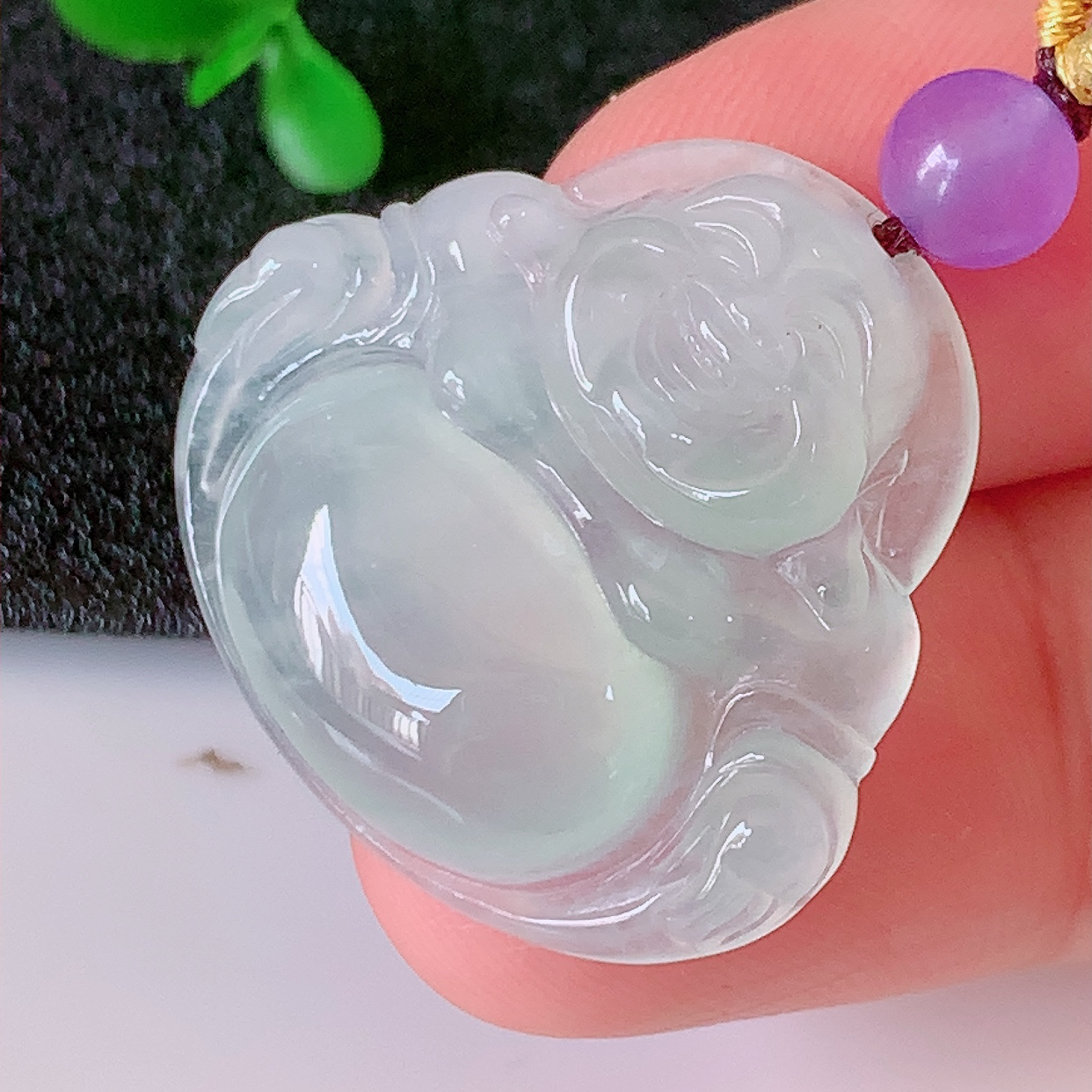 自然光实拍，冰种佛公翡翠吊坠，饱满， 种水上乘，晶莹剔透，起强玻璃光泽。佛公亦保平安，寓意有福（佛公