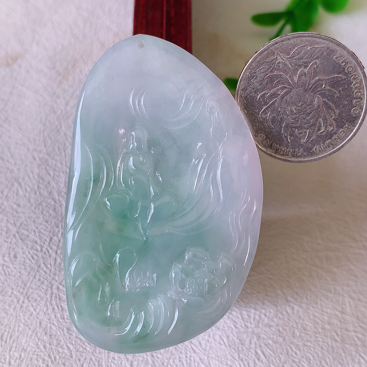 自然光实拍，冰润飘花翡翠悟道吊坠，悟道寓意“祥和，安宁，吉祥，幸福”，佩戴效果优雅迷人， 性价比超高！#50尺寸59.5*36.5*5.6