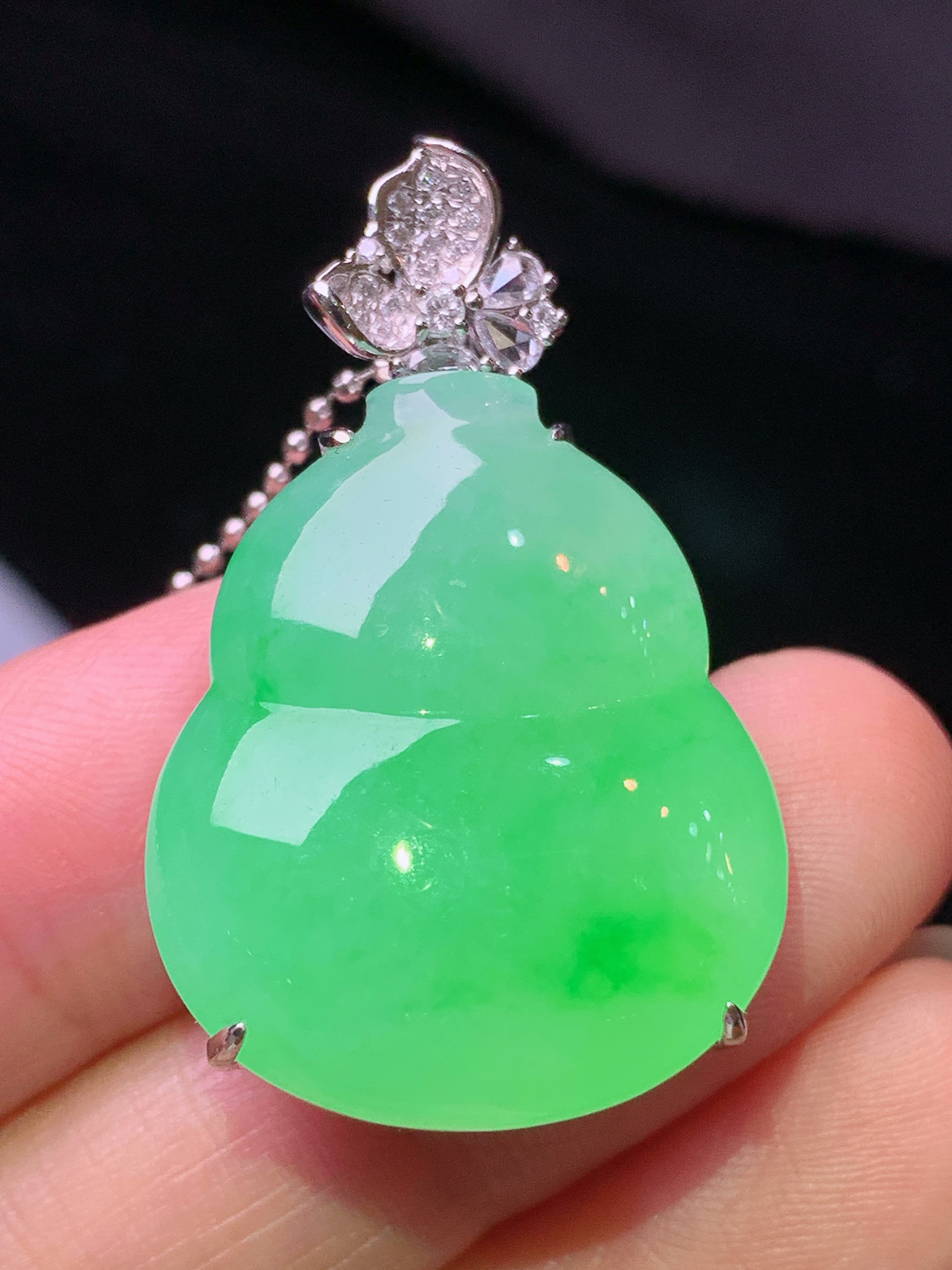 18k金钻镶嵌阳绿葫芦吊坠 玉质细腻 色泽艳丽清新 水润亮眼 整体尺寸35*21.5*10.2 f1