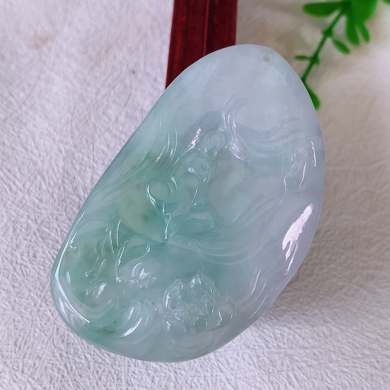 自然光实拍，冰润飘花翡翠悟道吊坠，悟道寓意“祥和，安宁，吉祥，幸福”，佩戴效果优雅迷人， 性价比超高