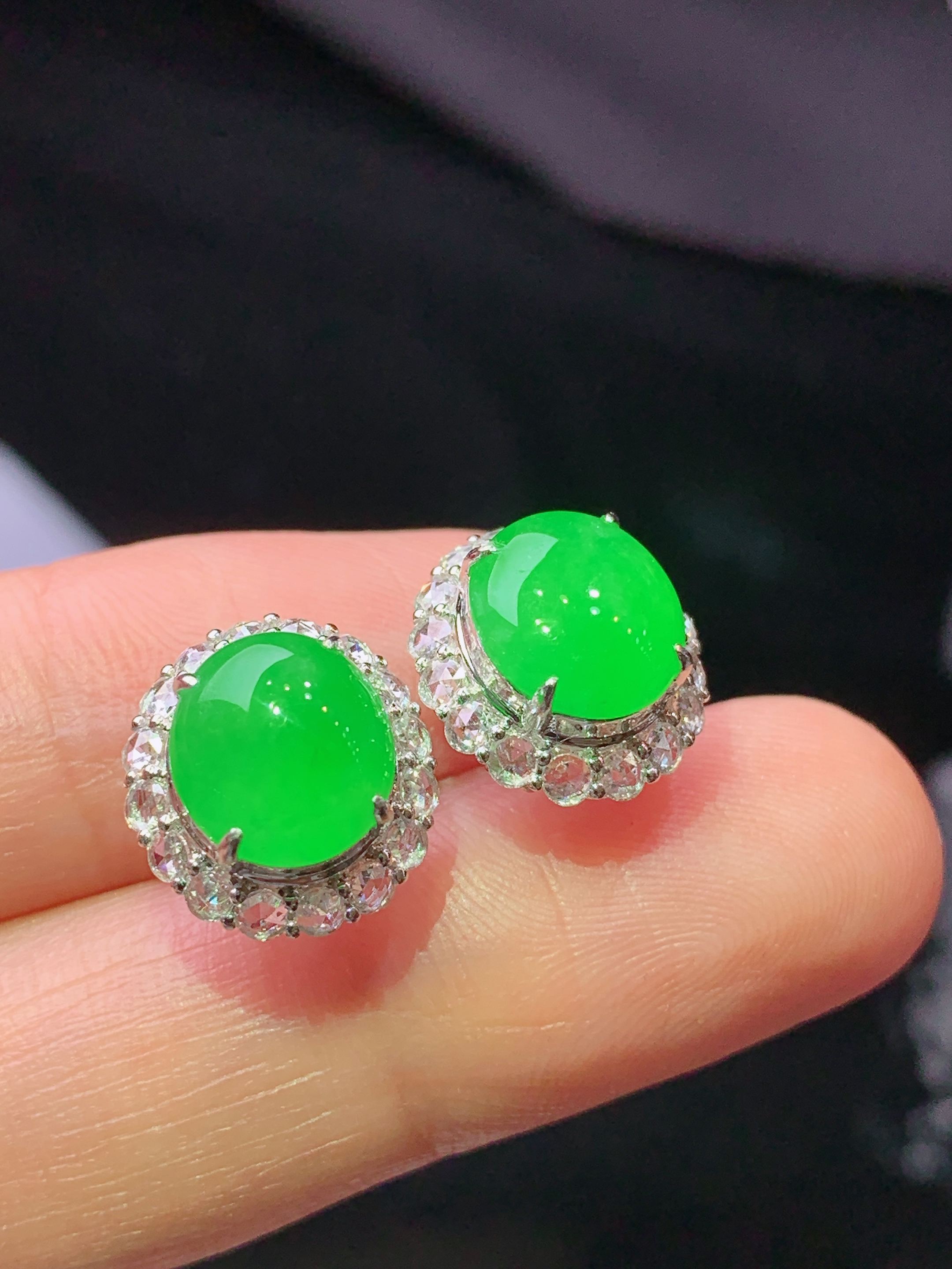 18k金钻镶嵌冰阳绿耳钉 玉质细腻 色泽艳丽清新 水润亮眼 整体尺寸12.5*11.6*8.6 f1