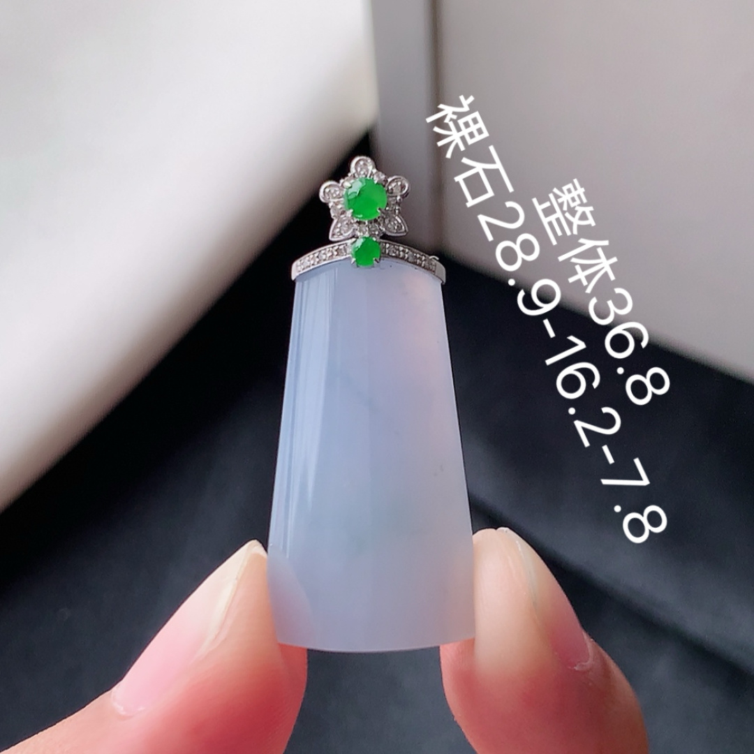 冰无事牌吊坠，冰润细腻饱满   色泽鲜甜 佩戴优雅迷人货号26529，36.8-9-16.2-7.8