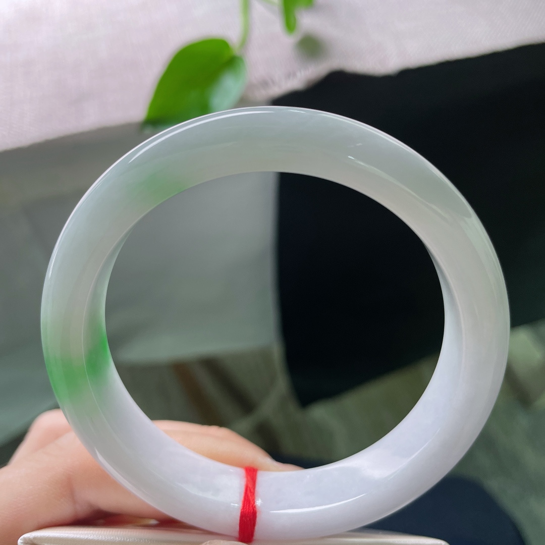 58.6/12.4/8.5飘绿正圈，水润细腻，温柔贤惠，一抹俏色灵动飘逸，有纹，ss53864a