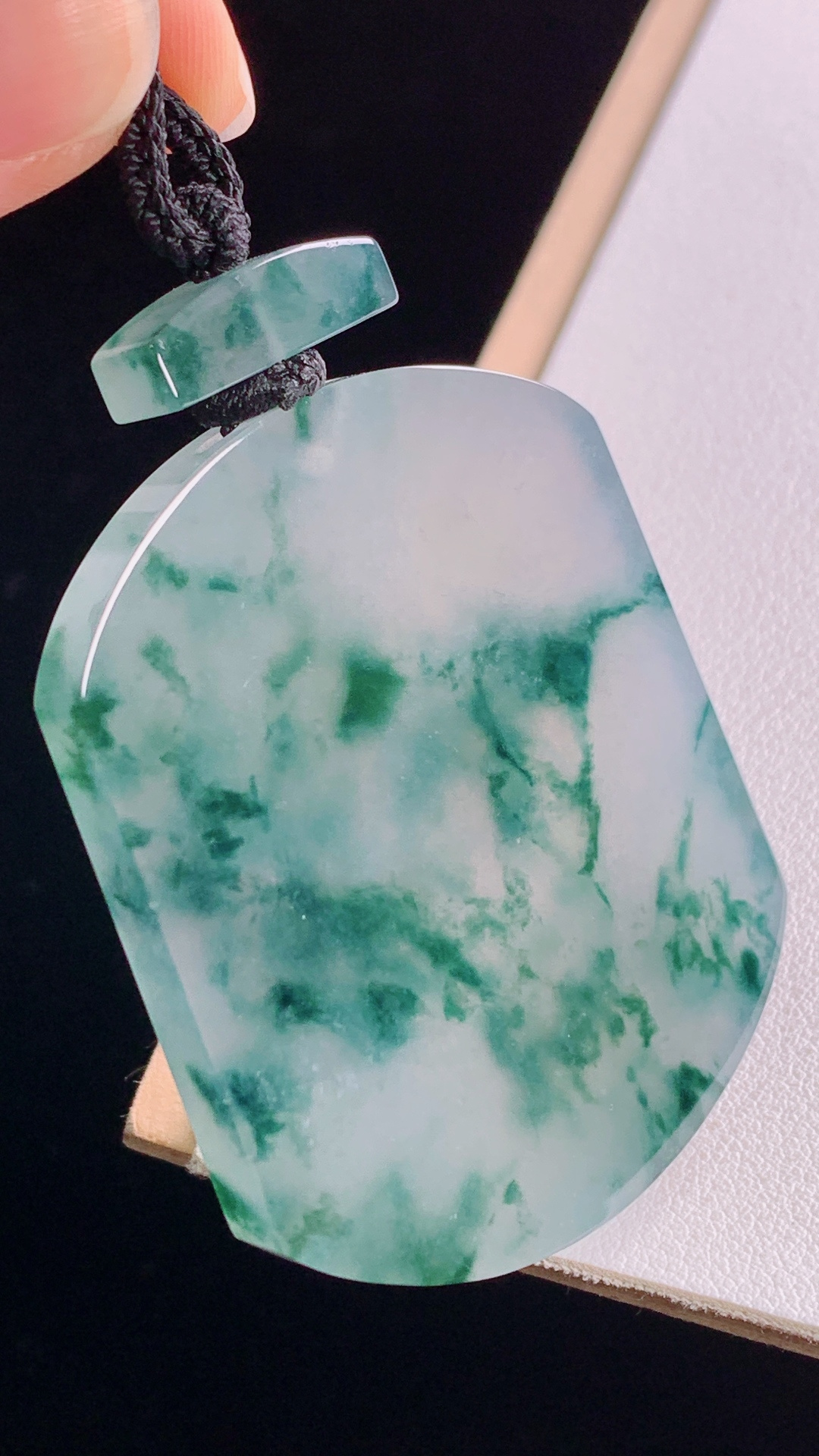 ️冰飘花无事牌花色灵动，清透细腻，无裂，尺寸:52.5-42.0-5.8mm 26