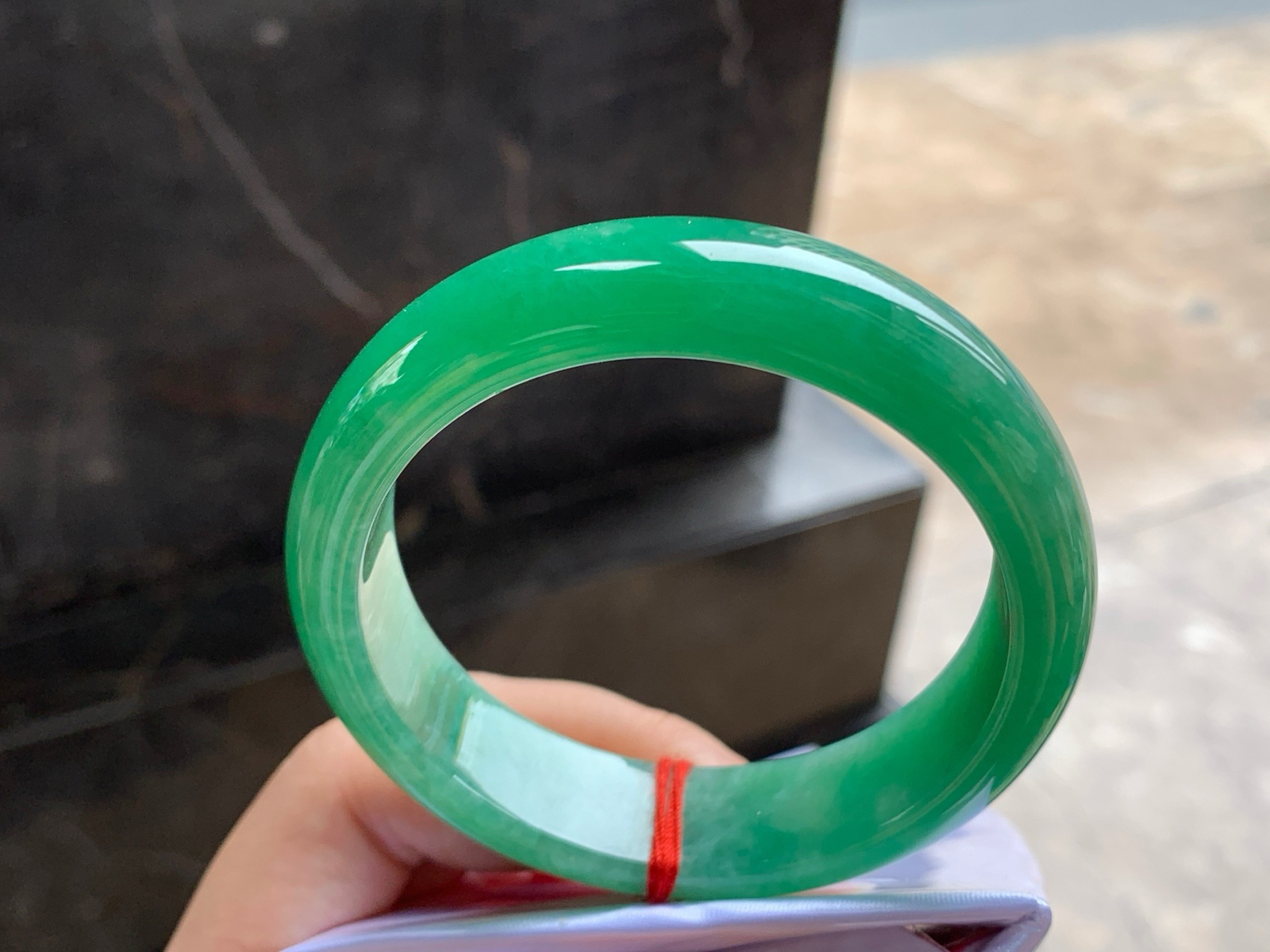 57-15.5-8.4
辣绿色宽版手镯^_^鲜艳 细腻