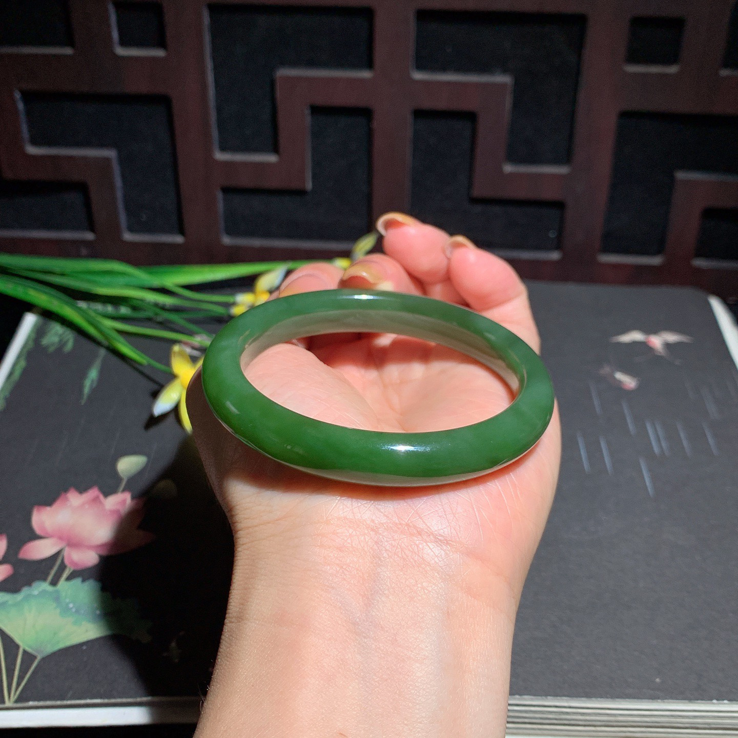 和田玉56.5圈口菠菜绿碧玉手镯！玉质细腻油润 底色纯净 脂粉好，品质高。