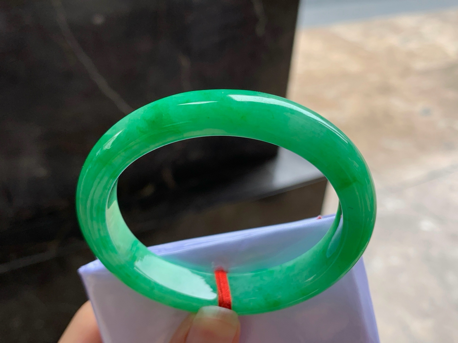 54-11.4-8.2
浓绿色贵妃手镯^_^鲜艳 正圈51可以带