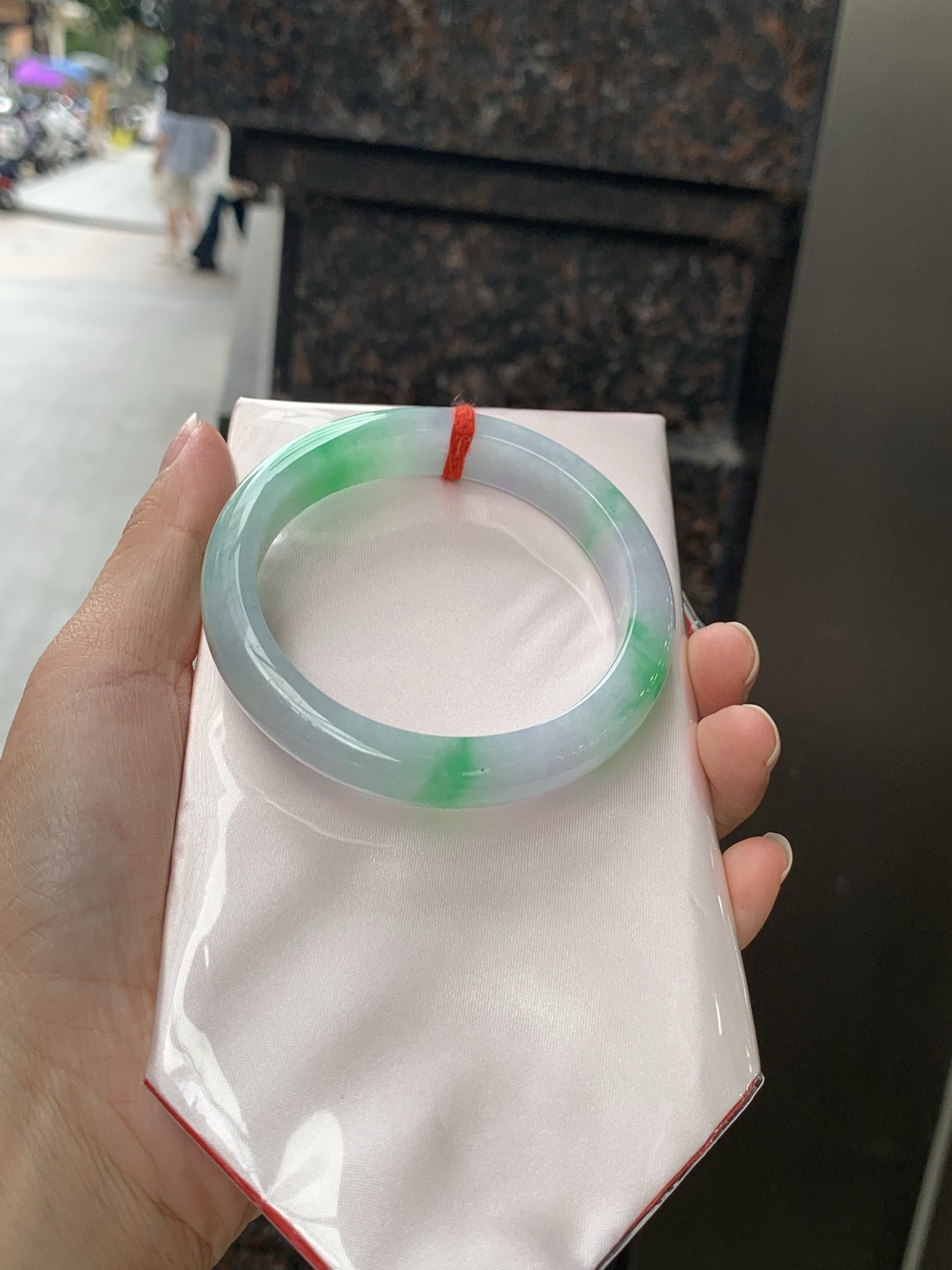 春彩正圈 57.9-11.3-8 0530-N851 打灯细纹，几抹阳绿灵动分布，紫绿双彩，色泽明艳