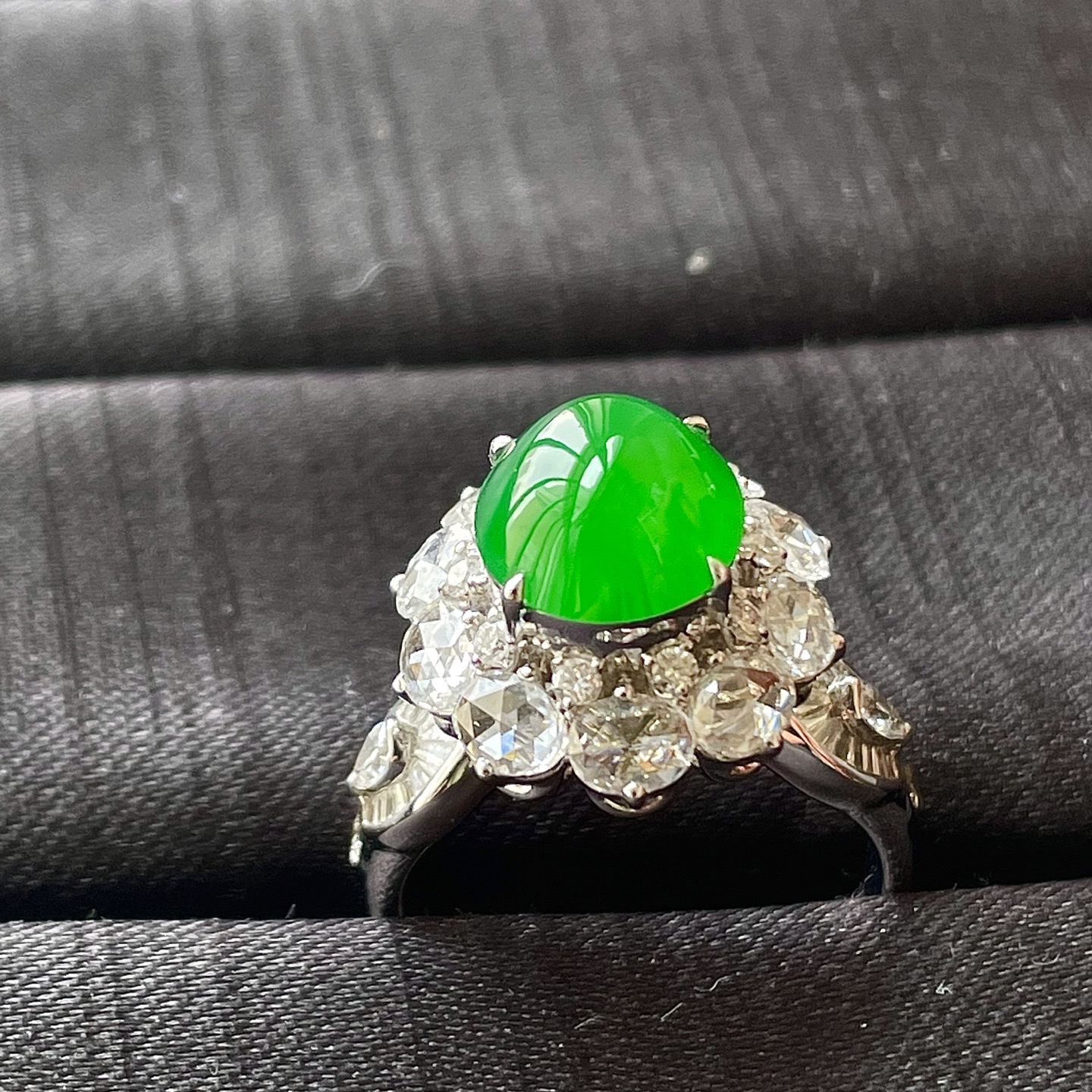 缅料高冰阳绿戒指，色辣，18k金镶嵌，饱满水润，无裂，裸石尺寸9.8/8.8/5--16.7/15.3/13.5编码0529好数字