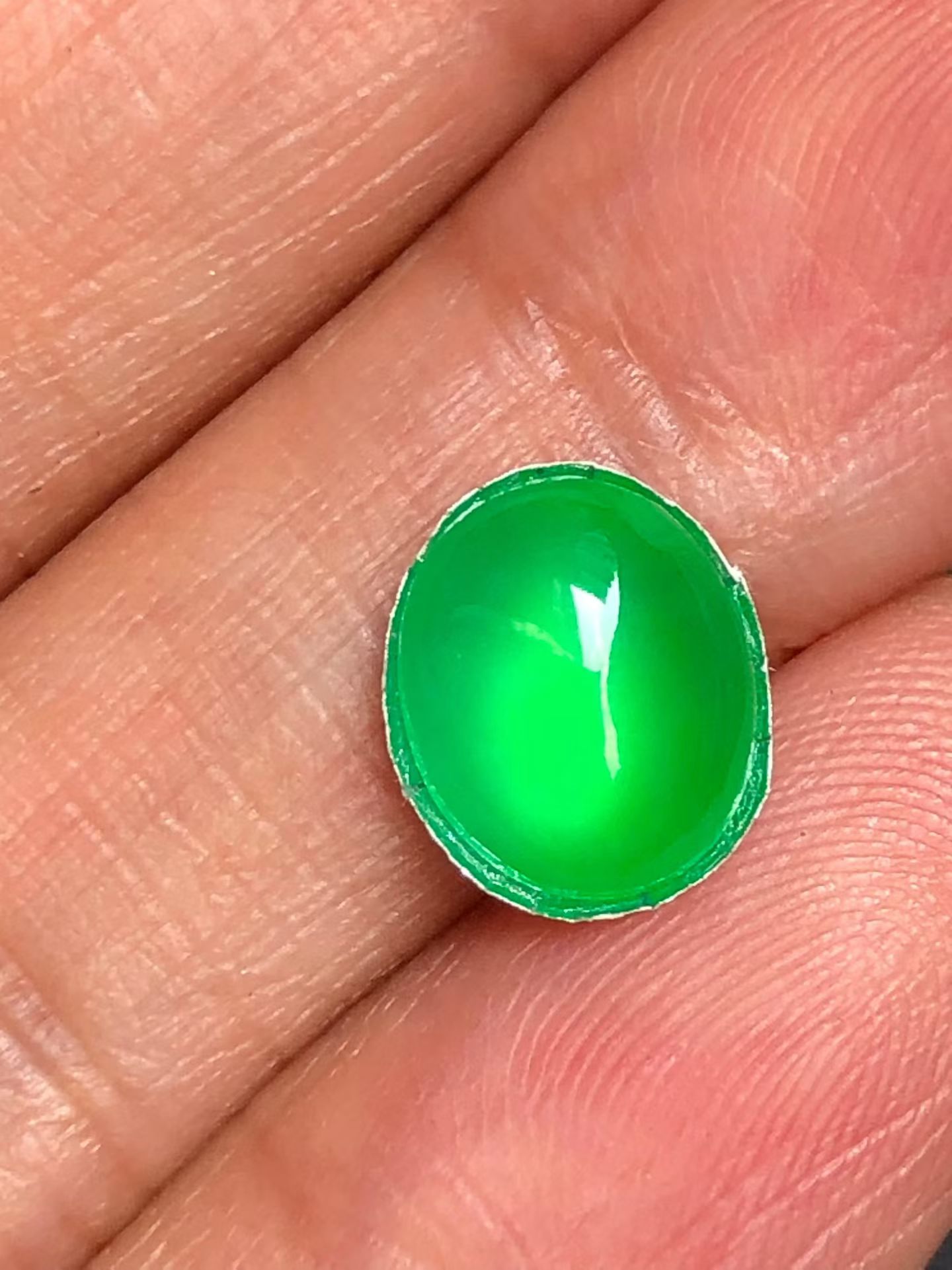 阳绿蛋面，玉质细腻水润，色泽甜绿，起荧光，质量美。