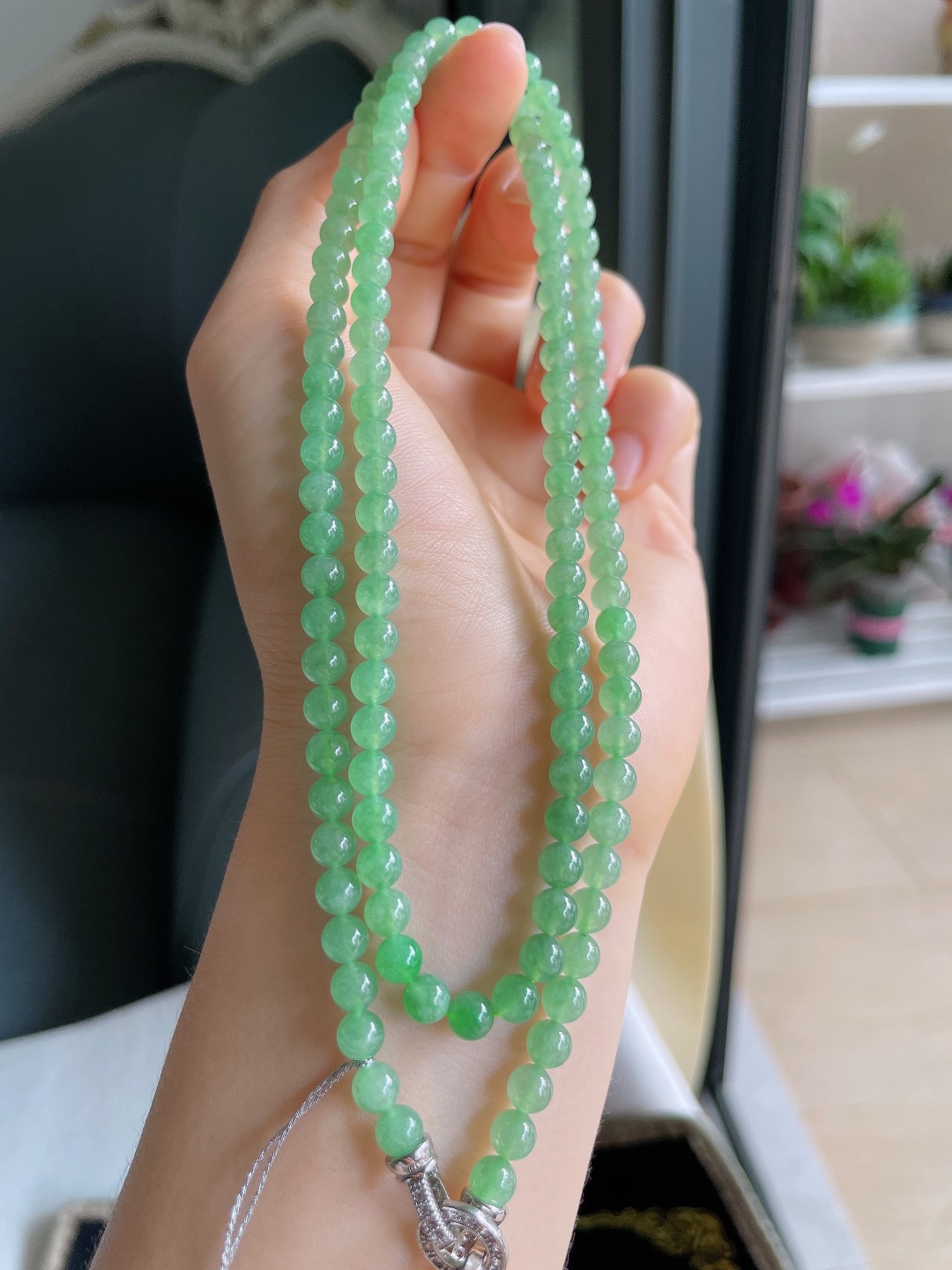 缅甸天然翡翠A货，冰满绿冰晴绿珠链，尺寸：5mm128颗。【编4154】