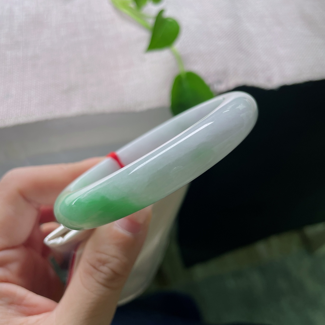 57.8/11.7/8.5飘绿正圈，水润细腻，一抹绿色，翠色伊人，皮纹，ss56210a