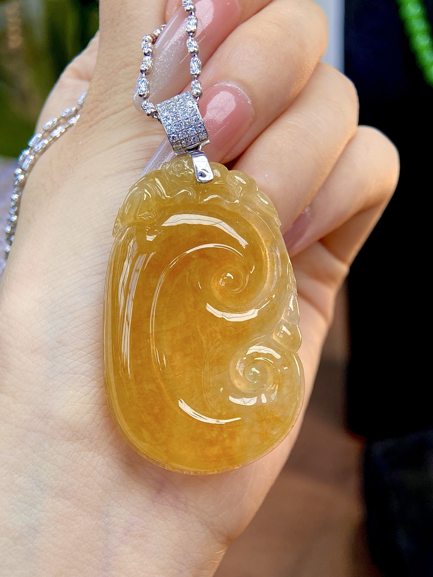 高冰种黄翡如意吊坠，金灿灿的招财如意，好戴 爱戴，戴在身上自带的贵气与平安顺遂：59.8，裸石：50
