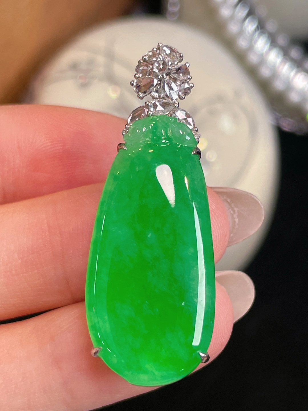 翡翠A货 福瓜吊坠 阳绿满色，料子冰润细腻，种老起光，18k金镶真钻，上身佩戴效果很好 整体41.