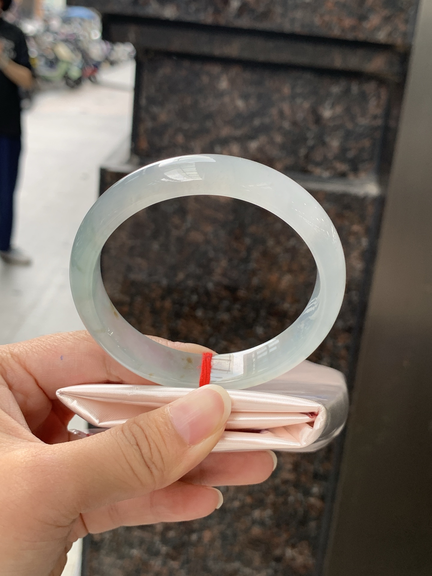 冰飘黄翡正圈 58.7-13.2-7.2 0530-4A119 底妆冰润细腻，一抹橄榄黄翡，仿佛晨曦初升的太阳，又似甜蜜的蜜糖，金灿灿的，十分惹眼